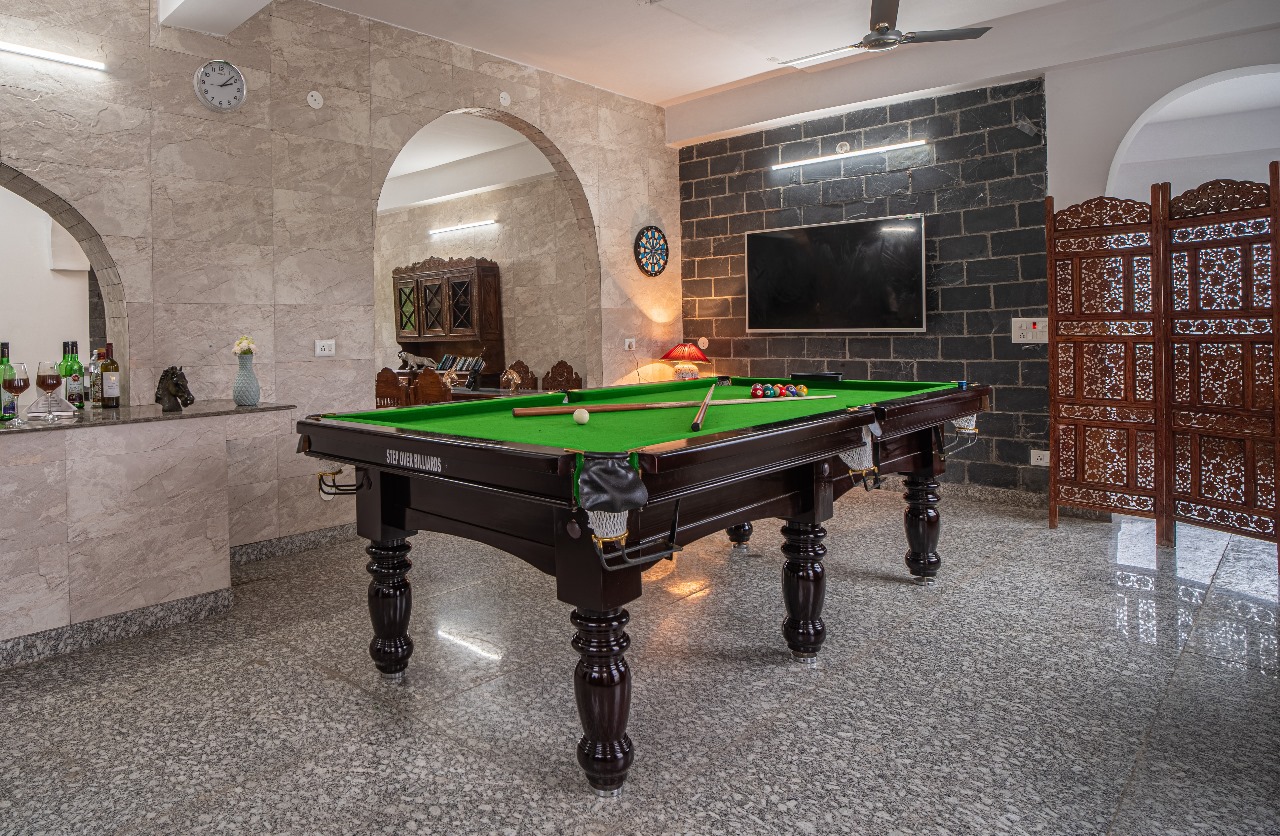 8-Ball Pool Table Arena